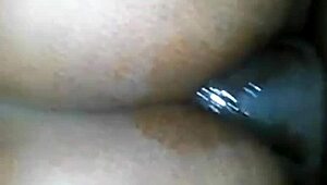 Gemendo gostoso e gozando pelo cu