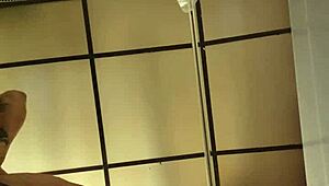 เฮ้ย สตรอว์เบอร์รี่ จัดการกับควยใหญ่ของฉันในก้นได้มั้ย?