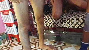 ثلاثي مراهق عيد الميلاد نيك مع عميق حلق وعمل دوجي متعدد الأعراق