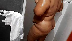 observo a la empleada mientras toma una ducha en silencio