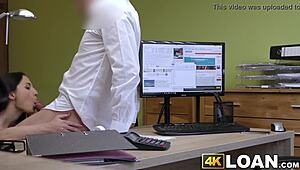 Uau, Beleza Safada Levou Bunda Fodida por Agente de Empréstimo Falso! 😜