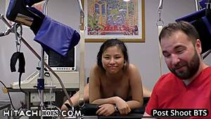 Förstaårsstudent Raya Nguyen känner intensiva orgasmer från läkarens Hitachi wand på Tampa sjukhus