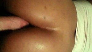 Latina amateur se hace follar el culo en orgía interracial