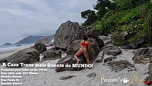 Úchvatná Sabrina Prezotte a TS gang bang hardcore na nudistickej pláži v Riu