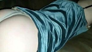 Незнакомец врывается в шелковое действие на дикой свингерской вечеринке. Группа любителей разогревает ночь.