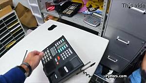 Horo latina lypsää isoa kyrpää sotkuisella syväkurkulla toimistossa