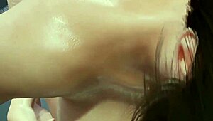 сексуальная азиатка пожирает киску MILF в диком 3D порно