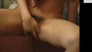 淫荡已婚女人在丈夫旁边自慰！多大胆！