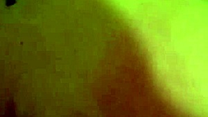 Isteri tebal kena kongkek anal dengan pancutan besar