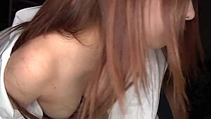 Най-добрият начин да носиш униформи на момичета? Дръж ги облечени!