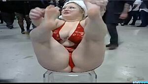 Amateur chubby blonde with big booty gets foot fetish satisfaction