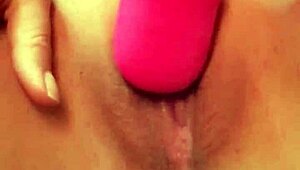 Hei, katso mua riisuutumassa ja runkkaamassa, avaan söpön pilluni sulle! 😏💦