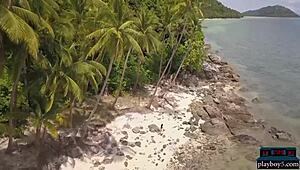 Tay genç Kahlisa büyük doğal memeleriyle plajda şeritiz yapıyor.