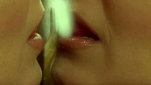 Руса MILF Julia Ann позира пред огледало.