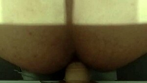 강렬한 딜도 장난감으로 항문 엉덩이 박기