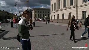Nahá rumunská otrokyňa zviazaná vo verejnom exhibicionistickom BDSM blowjob jazde s kohútom