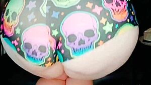 I flashed my tight big ass and pussy to the taxi driver. Hana Mour’s amateur vid is wild! 😜