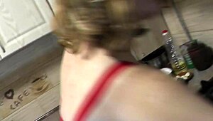 Milf Frina varí nahá v erotickej kuchyni