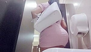Chica Captada con Camara Oculta en Baño Aeropuerto