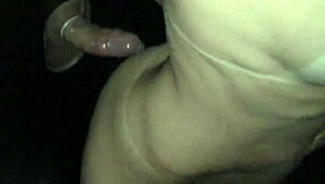 Safada genießt wilde Glory Hole Action in der Swinger-Club Nacht.