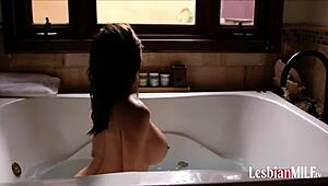 stedatter smyger seg inn, hører stedmor stønne i badekaret mens hun rører seg