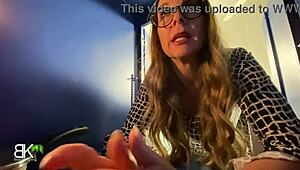 金发熟女卡在柜子里被中出