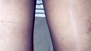 Türk kadın erotik mutfak temizliği için eğilir