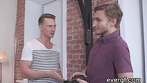 Revšček pusti prijatelja nabiti punco za denar.