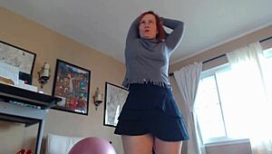 Yoga de saia vira sessão amadora reveladora.