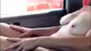 Manželka masturbuje odvážne na diaľnici pre kamionistov