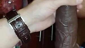 La Potra Aleja bangs delivery guy with toys.