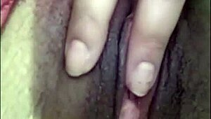 Bianquinhafox trok slipje opzij en vingerde tot orgasme helemaal rood