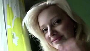 Сексуальная пышногрудая блондинка доминирует в соло игре с интенсивными сиськами. Ее движения не остановить!