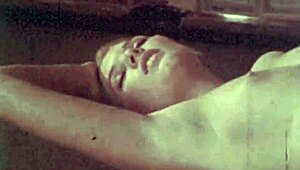 Vintage Családi Simogatások Szőrös Retro Vibekkel Antik Tabu Környezetben. Éld Át a Tiltott Múltat Most.