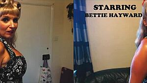 Bettie Hayward's vintage striptease in 3D VR