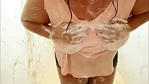 Szexi Milf Csábít Gőzös Zuhany Jelenetben