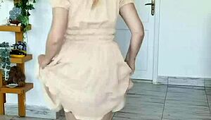 Wow, Busen-Granny MariaOld zieht sich aus und reitet Dildo wie eine Cowgirl!