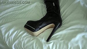 esposa caliente masturbandose con mascara de latex y botas altas