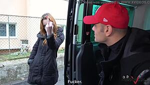 Wow, tetovaná holka šíří nohy dokořán na zadním sedadle!