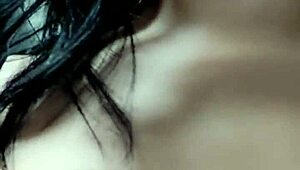 vanesa shows off sexy outdoor moves