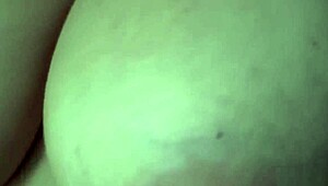 Сексуальная пышногрудая блондинка доминирует в соло игре с интенсивными сиськами. Ее движения не остановить!