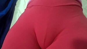 novinha's tight shorts squeezed, cameltoe gripped hard by inmymound fans