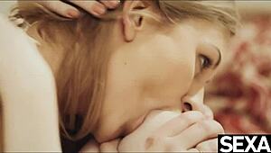 Beauties lick each other 😍