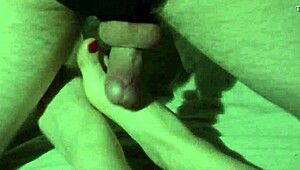 i gave an amatuer footjob with cumshot, so sexy.