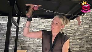 Femdom paní sváže svého suba na zruinovaný orgasmus handjob. Kojící britská amatérka rozlévá mléko v intenzivní cumshot kompilaci.