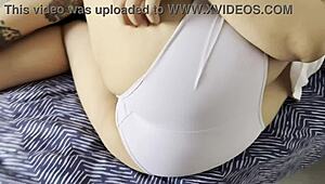 a latin barátnőm mutatja a fehér bugyit és a cameltoe-t közelről