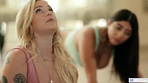 लेस्बियन योगा क्लास काली रोजेस, वायलेट मायर्स, और कैरोलाइना कोर्टेज के साथ वाइल्ड हो जाती है हार्ड लिकिंग से