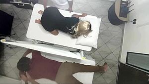 에로틱 마사지가 아름다운 아내의 도기스타일 박기로 변함, 무지한 남편 옆에서