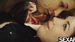 Beauties lick each other 😍