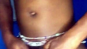 בייב שחורה סקסית אוהבת להיות עירומה לגמרי